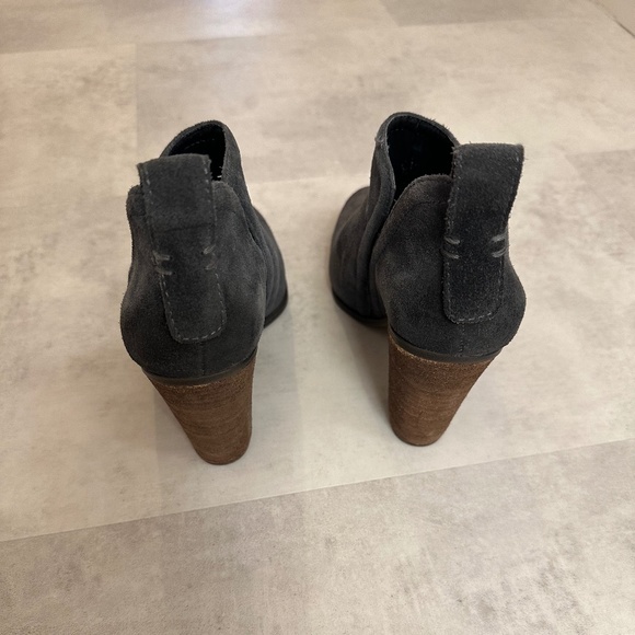 Vince Camuto block heel Gray suede leather ankle boots, size 9 1/2 with tags - Picture 4 of 9